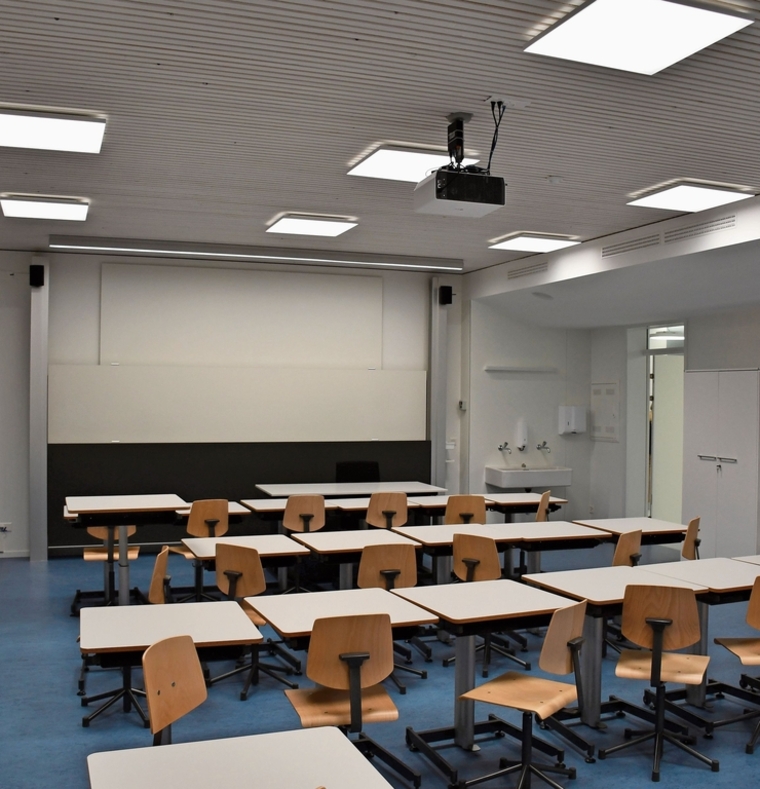 Die Ausfälle von Lehrpersonen führen zu Unruhe. Im Bild: Ein Klassenzimmer im Trakt E der Sekundarschule Bonstetten. (Bild Dominik Stierli).
