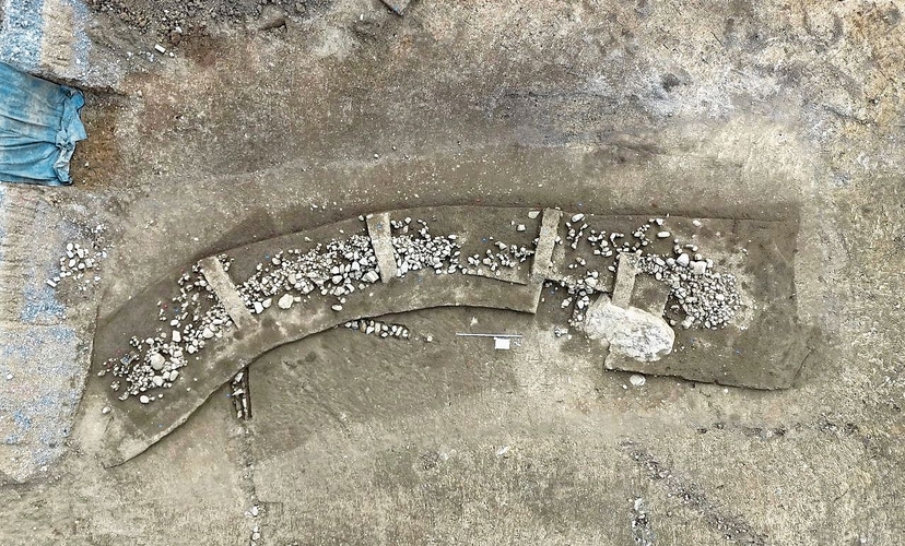 Blick ins letztjährige Grabungsfeld: sicher vom Menschen geschaffene Stein-konzentration. Zweck zurzeit noch unklar. (Bild Kantonsarchäologie Zürich)