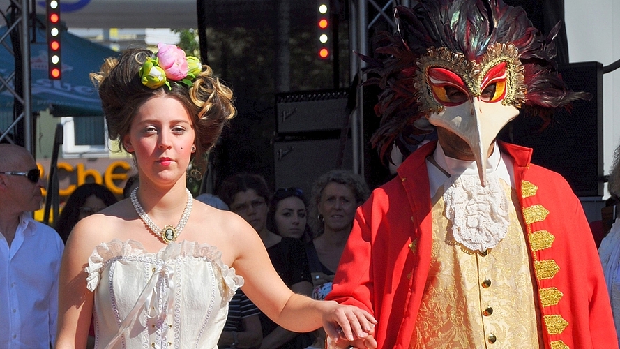 Pompöse Modeschau. Pompöse Modeschau.