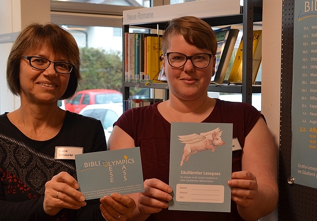 Mit dem Lesepass, den Irene Scheurer (links) präsentiert, lässt sich das Angebot der Ämtler Bibliotheken bis Ende Januar gratis nutzen, Petra Schweizer zeigt die Karte für Kinder, die einen Wettbewerb beinhaltet. (Bild Thomas Stöckli)