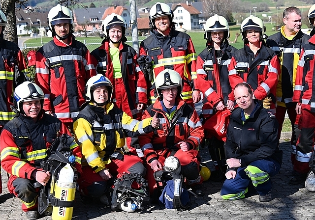 Intensive Ausbildung: Eine Gruppe neuer Feuerwehrleute mit ihren Instruktoren beim Posten Atemschutz. <em>(Bild Martin Mullis)</em>