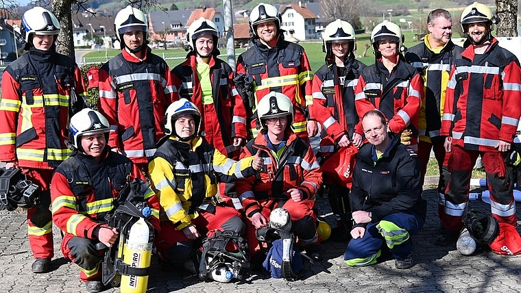 Intensive Ausbildung: Eine Gruppe neuer Feuerwehrleute mit ihren Instruktoren beim Posten Atemschutz. <em>(Bild Martin Mullis)</em>
