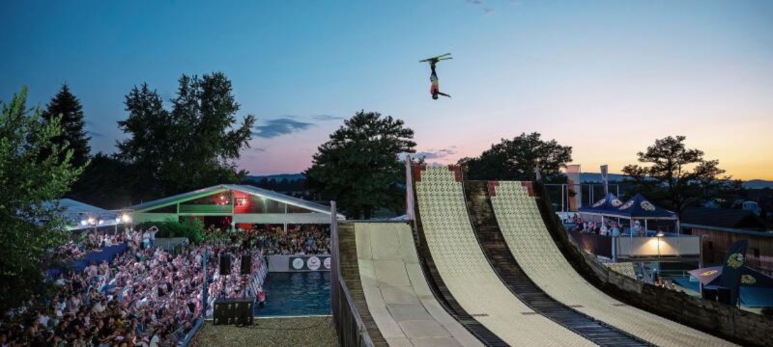Bei Sonnenuntergang begann am vergangenen Samstag der Nachtfinal auf der Jumpin-Anlage in Mettmenstetten. (Bilder Nico Ilic)