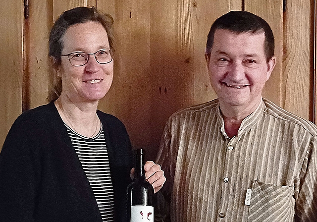 Nicole und Röbi Eberhard in der gemütlichen Stube im Bauernhaus in der Vollenweid.