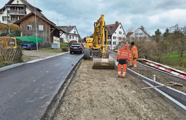 Es ist derzeit eng auf der Dorfstrasse in Maschwanden, manchmal auch gefährlich – namentlich für Schulkinder. Die Bauarbeiten des Kantons dauern länger als geplant. (Bild Werner Schneiter)