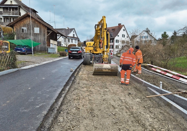 Es ist derzeit eng auf der Dorfstrasse in Maschwanden, manchmal auch gefährlich – namentlich für Schulkinder. Die Bauarbeiten des Kantons dauern länger als geplant. (Bild Werner Schneiter)