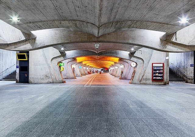 Was erwartet uns am Ende des Tunnels? Bahnhof Stadelhofen am 30.März 2020 am helllichten Tag. (Bild Philipp Rohner)