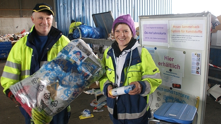 Nebst Papier, Karton und Textilien nahmen Fredi und Priska Schmid auch ausserordentlich viel Kunststoff entgegen. Seit dem Jahreswechsel darf dieser nur noch in Sammelsäcken à zwei Franken abgegeben werden. (Bild Thomas Stöckli)