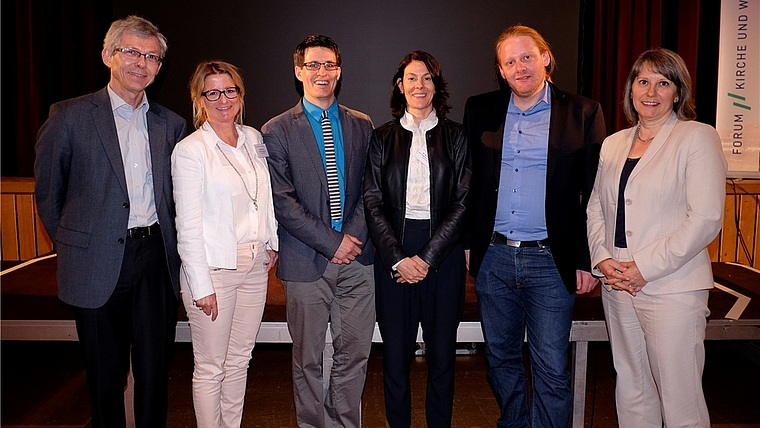 Engagierte Diskussion zum Thema Ethik in der Migrationspolitik. Die Redner von links: Geschäftsstellenleiter Christoph Balmer, Esther Dunn, Moderator Johan Rochel, Annette Luther, Andreas Cassee und Barbara Büschi. (Bild Martin Platter)