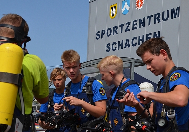 Die Jugendfeuerwehrler vom «Bülacher A-Team» machen sich bereit für den Atemschutz-Posten. (Bild Thomas Stöckli)