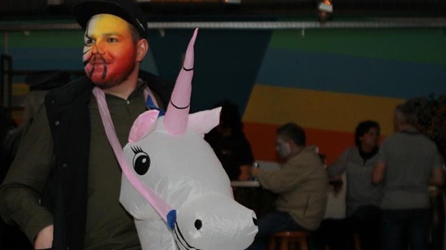 Auch die Kavallerie war vor Ort: Dieser Fasnächtler zog mit seinem Einhorn in die Partyschlacht. Auch die Kavallerie war vor Ort: Dieser Fasnächtler zog mit seinem Einhorn in die Partyschlacht.