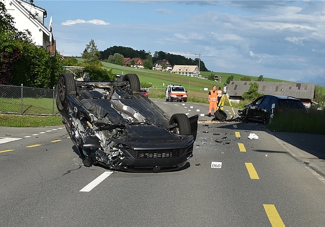 Nach der Kollision landete eines der Unfallfahrzeuge auf dem Dach.