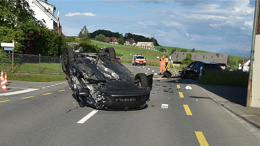 Nach der Kollision landete eines der Unfallfahrzeuge auf dem Dach.