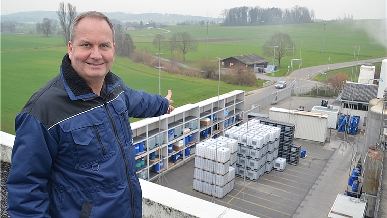 Ein neues Produktionsgebäude für Kolb in Hedingen. Blick mit Rob Hilgers, General Manager Operations, vom Dach des Hauptgebäudes aufs Baugespann an der Arnistrasse. <em>(Bild Thomas Stöckli)</em>