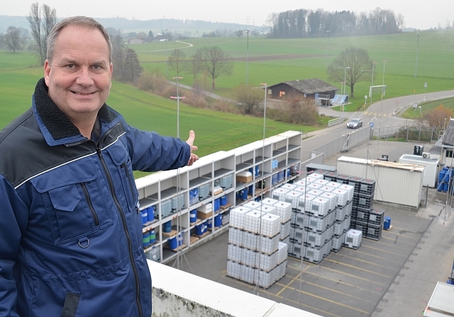 Ein neues Produktionsgebäude für Kolb in Hedingen. Blick mit Rob Hilgers, General Manager Operations, vom Dach des Hauptgebäudes aufs Baugespann an der Arnistrasse. <em>(Bild Thomas Stöckli)</em>
