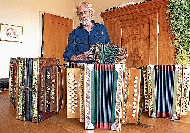 Richard Schönenberger mit einer «Eichhorn» von zirka 1920. Vorne: Eine «Joh.Ulrich Herrmann» von zirka 1890 (links), ein Eichhorn-Stöpselbass-Örgeli von 1917 und eine «Eichhorn» von 1916.