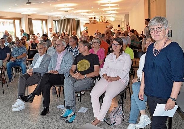 Stadtpräsidentin Eveline Fenner stellt die Strategie im «Seewadel»-Restaurant Kristallgarten vor. In der ersten Reihe 
die Stadtrats-Kollegen. Von links: Markus Meier, Felix Fürer, Markus Gasser und Claudia Ledermann. (Bilder Thomas Stöckli)