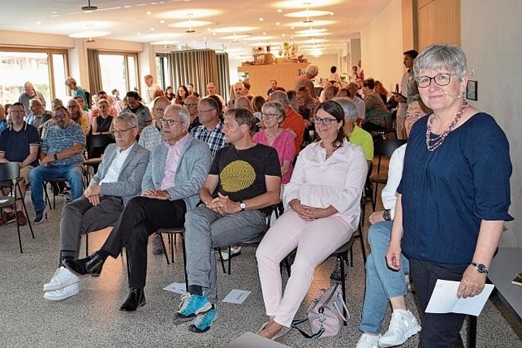 Stadtpräsidentin Eveline Fenner stellt die Strategie im «Seewadel»-Restaurant Kristallgarten vor. In der ersten Reihe 
die Stadtrats-Kollegen. Von links: Markus Meier, Felix Fürer, Markus Gasser und Claudia Ledermann. (Bilder Thomas Stöckli)