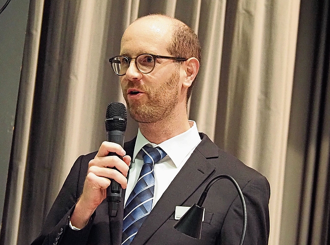 Patrick Humbel, Vorstandsmitglied der Zürcher Musikverbände, nahm die Ehrungen vor. 