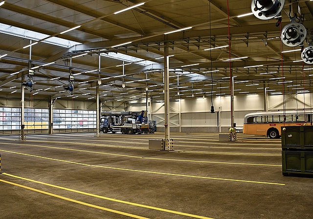 März: Die erste Postauto-Halle der Schweiz sorgte schweizweit für Furore. Sie steht im Industriegebiet Moosbach in Affoltern. Die elektrisch betriebenen Busse können dort geladen werden. (Bild Dominik Stierli)