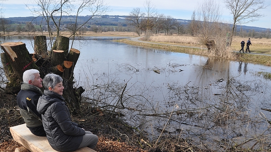 Drei neue Ruhebänke geben den Blick frei auf die Allmend und auf den in der kalten Jahreszeit fürs Eislaufen genutzten Weiher. <em>(Bilder Werner Schneiter)</em> Drei neue Ruhebänke geben den Blick frei auf die Allmend und auf den in der kalten Jahreszeit fürs Eislaufen genutzten Weiher. <em>(Bilder Werner Schneiter)</em>
