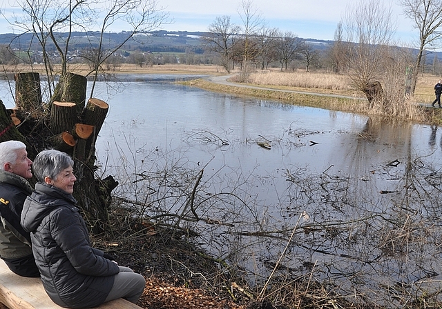 Drei neue Ruhebänke geben den Blick frei auf die Allmend und auf den in der kalten Jahreszeit fürs Eislaufen genutzten Weiher. <em>(Bilder Werner Schneiter)</em>