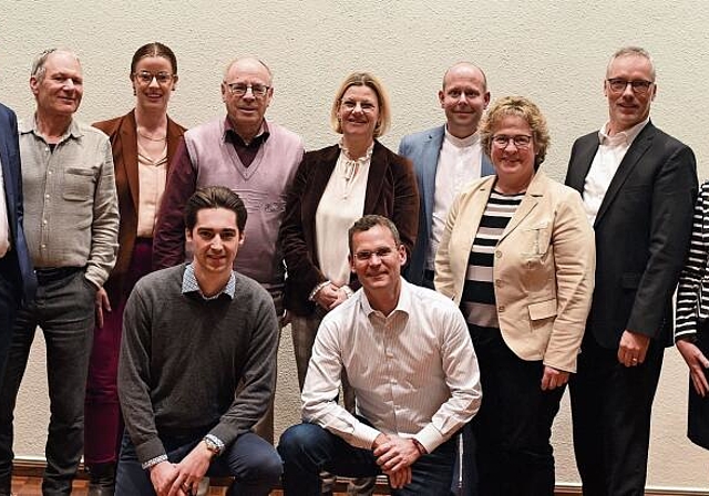 Die Kandidatinnen und Kandidaten, die sich am Dienstag in Bonstetten vorstellten, stehend von links: Hans-Ulrich Bigler, SVP, Thomas Schweizer, Grüne, Emma Ayubi, SP, Kurt Meister, Mitte, Tamara Fakhreddine, FDP, Marc Bochsler, Ursula Junker, Urs Gm