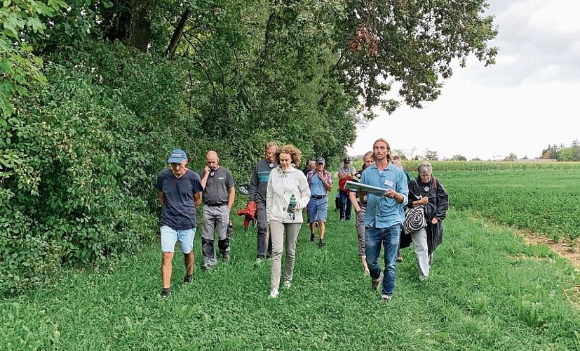 Rund 20 Interessierte liessen sich anlässlich der öffentlichen Führung das geplante Revitalisierungsprojekt an der Jonen und am Zwillikerweiher erklären.