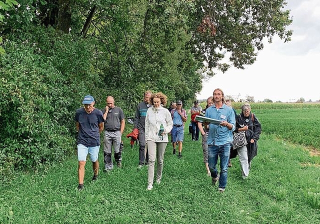 Rund 20 Interessierte liessen sich anlässlich der öffentlichen Führung das geplante Revitalisierungsprojekt an der Jonen und am Zwillikerweiher erklären.