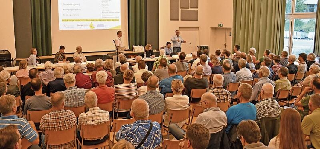 Zahlreiche Personen interessierten sich am Dienstagabend für das Thema Sonnenenergie. (Bilder Dominik Stierli)