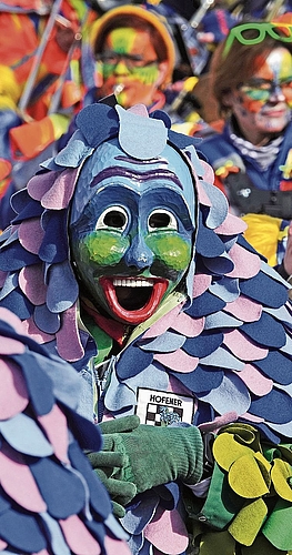 Die farbenfrohen Masken der «Hofener Scillamännle» aus Deutschland. Die farbenfrohen Masken der «Hofener Scillamännle» aus Deutschland.