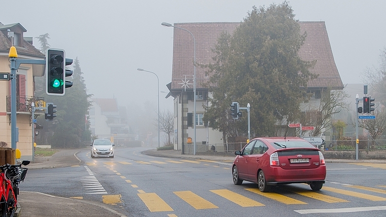 Beim Lichtsignal an der Dorfstrasse hat nur noch eine Seite grün, anstatt wie bisher zwei. (Bild Salomon Schneider)
