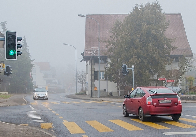 Beim Lichtsignal an der Dorfstrasse hat nur noch eine Seite grün, anstatt wie bisher zwei. (Bild Salomon Schneider)