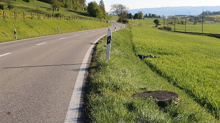 Die Unfallstelle zwischen Bonstetten und Hedingen. (Bild Kapo ZH)