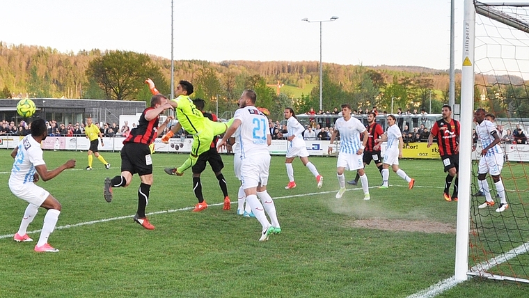 Der Naturrasen des Hauptplatzes im Moos, Wettswil, (hier beim Testspiel FCWB – FCZ im April 2017) soll durch einen Kunstrasen ersetzt werden. <em>(Archivbild kakö)</em>
