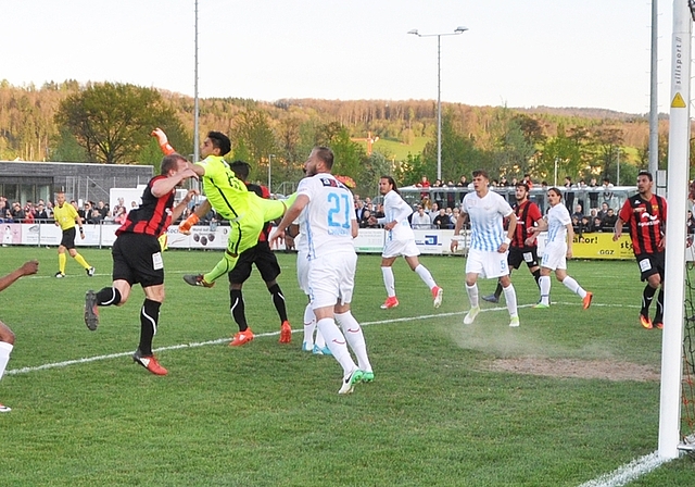 Der Naturrasen des Hauptplatzes im Moos, Wettswil, (hier beim Testspiel FCWB – FCZ im April 2017) soll durch einen Kunstrasen ersetzt werden. <em>(Archivbild kakö)</em>