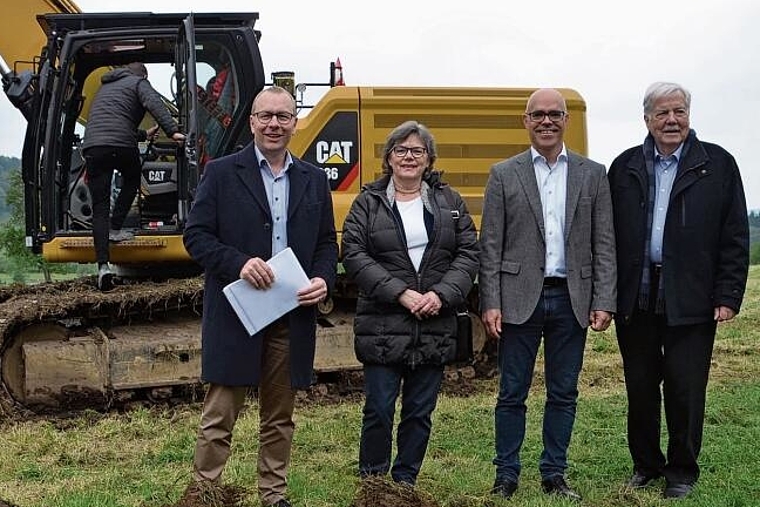 Beim Baustart «Im Weierächer» von links: Daniel Muff, Geschäftsleiter Gewobag, Katrin Röthlisberger, Gemeindepräsidentin Wettswil, Pascal Döbeli, projektleitender Architekt und Fredy Schär, Präsident Gewobag. (Bild Thomas Stöckli)