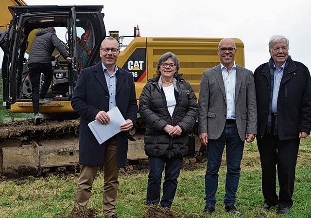 Beim Baustart «Im Weierächer» von links: Daniel Muff, Geschäftsleiter Gewobag, Katrin Röthlisberger, Gemeinde­präsidentin Wettswil, Pascal Döbeli, projektleitender Architekt und Fredy Schär, Präsident Gewobag. (Bild Thomas Stöckli)
