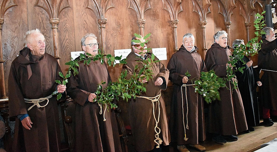 Die Mönche nahmen im altehrwürdigen Chorgestühl Platz. (Bilder Marianne Voss)