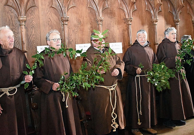 Die Mönche nahmen im altehrwürdigen Chorgestühl Platz. (Bilder Marianne Voss)