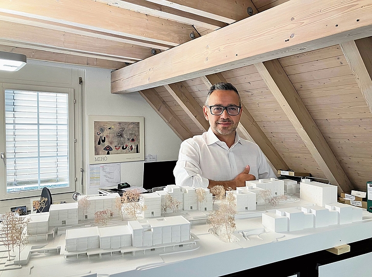 Stefano Ardagna mit dem Modell des Projekts Umbau/Aufstockung Döltschihalde in Zürich. (Bild Marianne Voss)