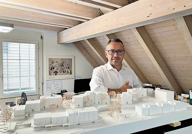 Stefano Ardagna mit dem Modell des Projekts Umbau/Aufstockung Döltschihalde in Zürich. (Bild Marianne Voss)