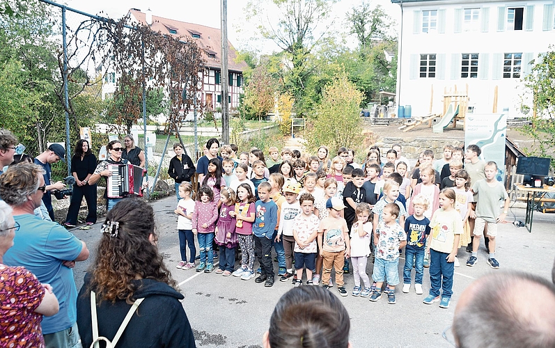 Präsentierten am Einweihungsfest die Resultate ihrer Projektwoche, auch in Form von Gesang: Schülerinnen und Schüler der Schule Maschwanden. Im Hintergrund der neue Spielplatz. Präsentierten am Einweihungsfest die Resultate ihrer Projektwoche, auch in Form von Gesang: Schülerinnen und Schüler der Schule Maschwanden. Im Hintergrund der neue Spielplatz.