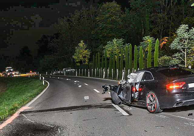 Aus bislang unbekannten Gründen geriet der Töff (links) auf die Gegenfahrbahn. (Bild Kapo ZH)