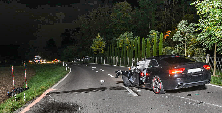 Aus bislang unbekannten Gründen geriet der Töff (links) auf die Gegenfahrbahn. (Bild Kapo ZH)