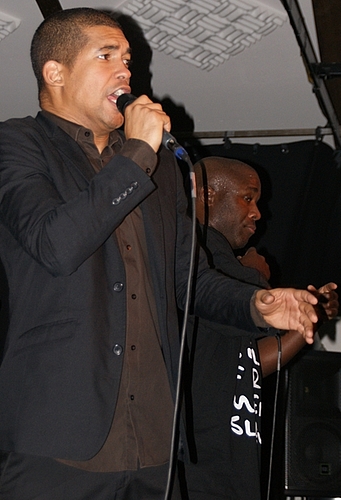 Stimmgewaltiges Duo: Rich Fonje (vorne) und Sky 189.
Stimmgewaltiges Duo: Rich Fonje (vorne) und Sky 189.