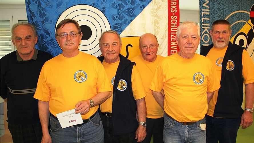 Hans Berli, 97-jährig, ältester Veteran an der Versammlung und im Schiessstand. Der regierende Vorstand (v.l.): Josef Wyss, Beda Rütimann Anton Hauser (Präsident), Walter Grimmer und Urs Kamm. 