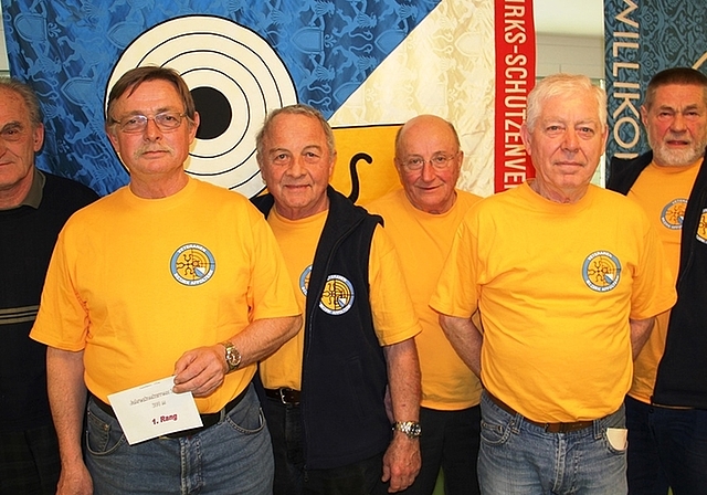 Hans Berli, 97-jährig, ältester Veteran an der Versammlung und im Schiessstand. Der regierende Vorstand (v.l.): Josef Wyss, Beda Rütimann Anton Hauser (Präsident), Walter Grimmer und Urs Kamm. 