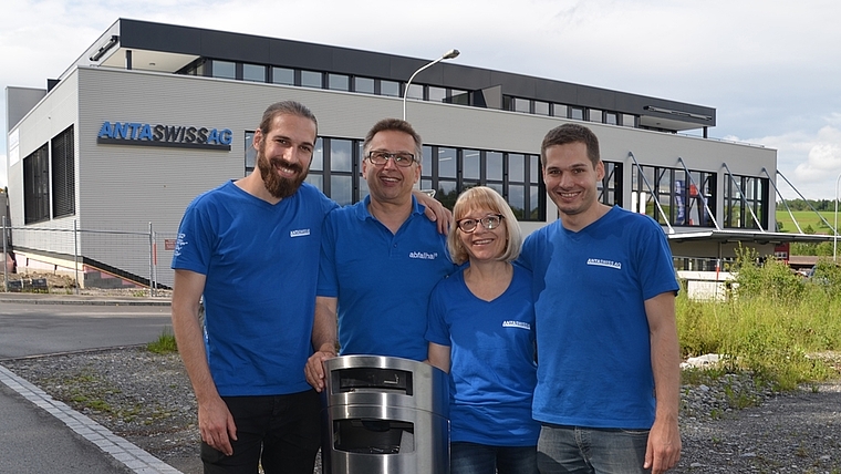 Ein Familienunternehmen und sein Bestseller: Inhaber Marcel J. und Jacqueline Strebel mit ihren Söhnen Matthias (rechts, Leitung Entwicklung) und Thomas (links, Entwicklung Software) mit einem «Abfallhai» vor dem neuen Zuhause der AntaSwiss AG in