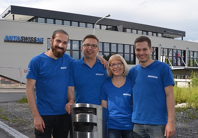 Ein Familienunternehmen und sein Bestseller: Inhaber Marcel J. und Jacqueline Strebel mit ihren Söhnen Matthias (rechts, Leitung Entwicklung) und Thomas (links, Entwicklung Software) mit einem «Abfallhai» vor dem neuen Zuhause der AntaSwiss AG in 